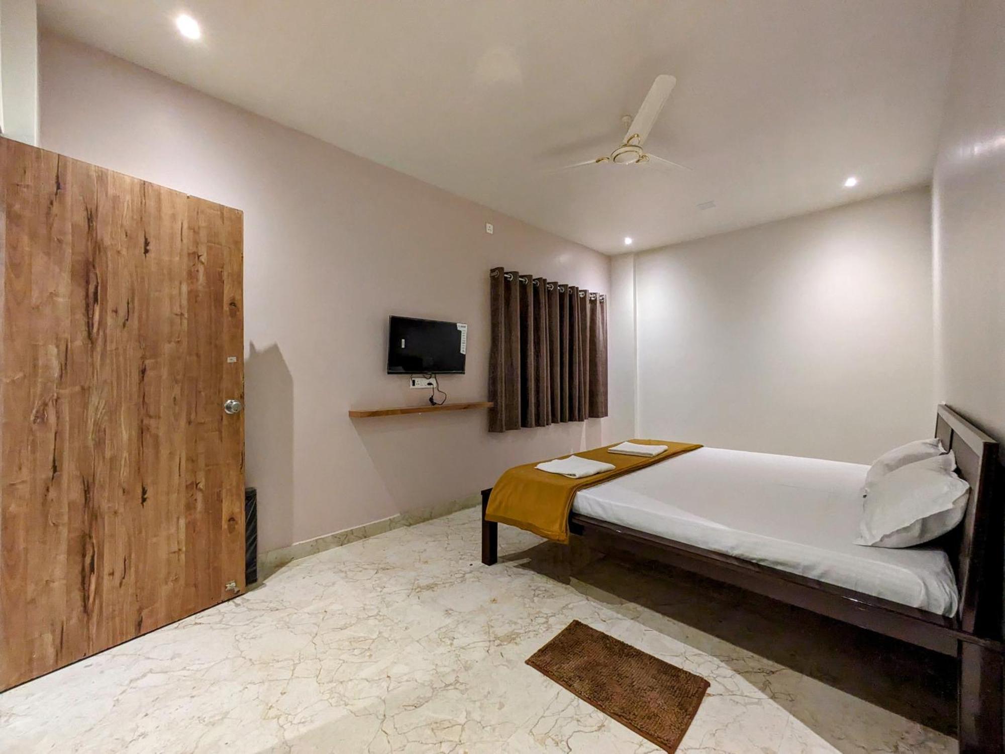 Hotel Madhusudan Executive 콜라푸르 외부 사진